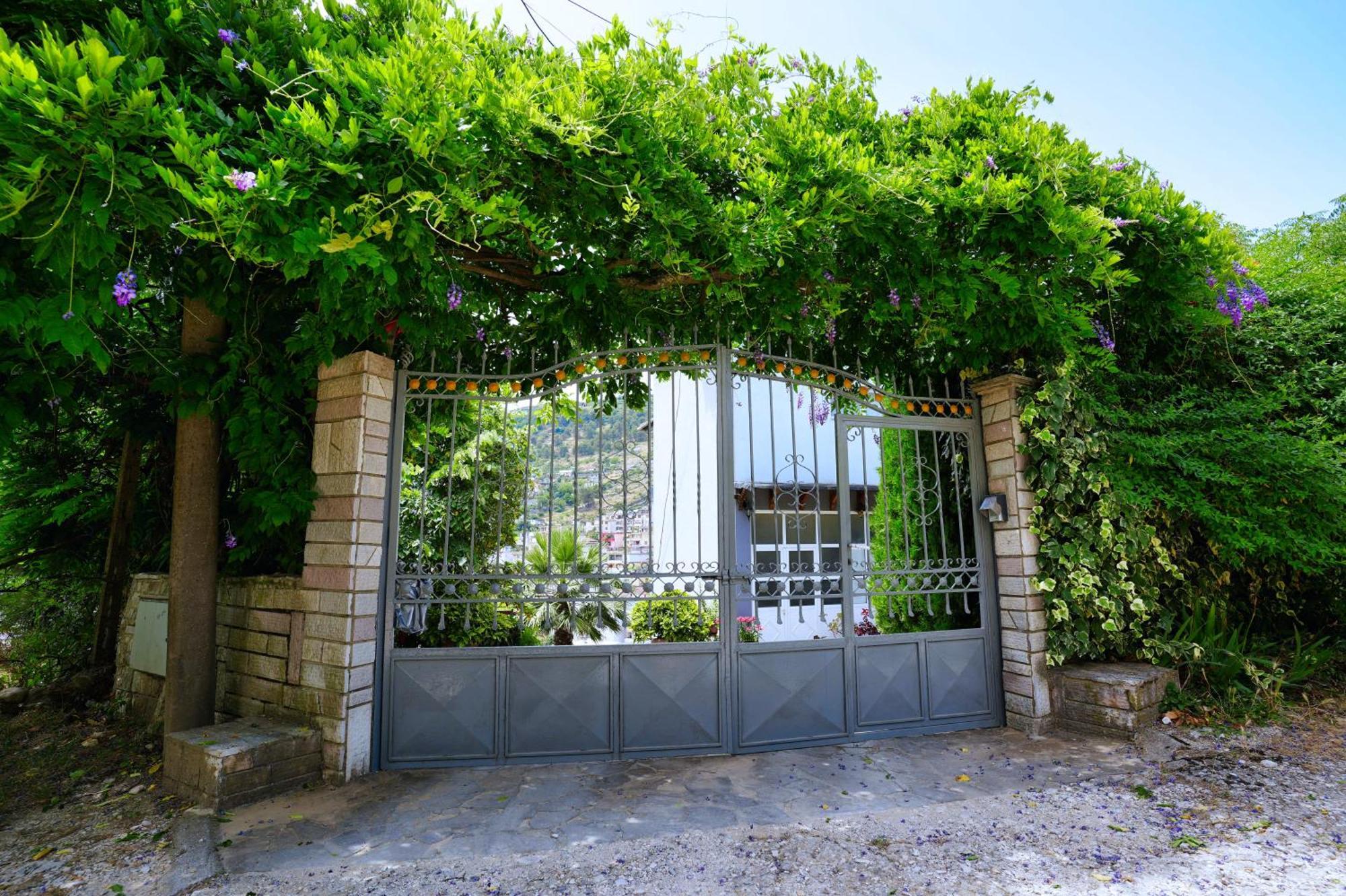 Vila Banushi Gjirokaster Exterior photo